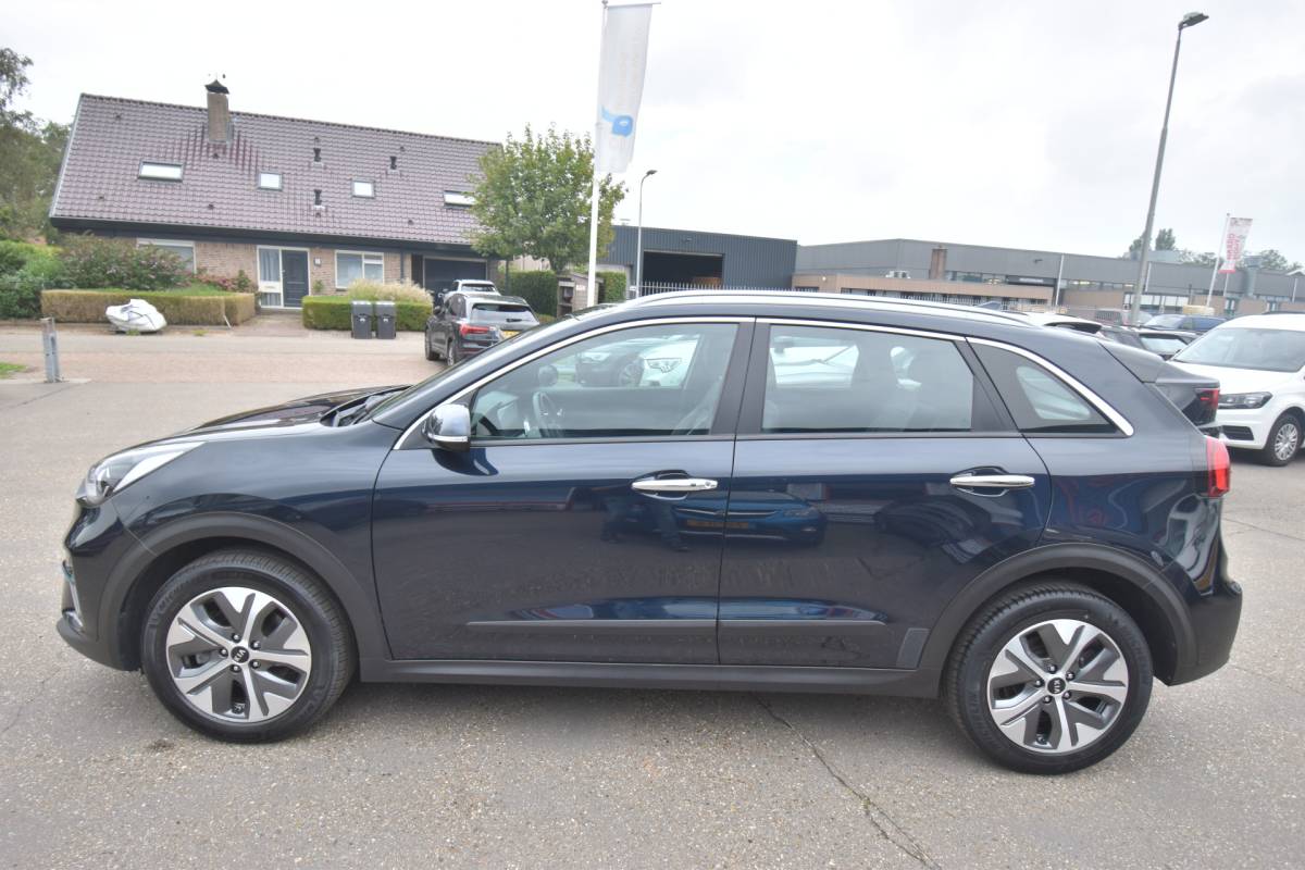Kia e-Niro Kia e-Niro DynamicLine 39 kWh , SOH 100 % , CLIMATR , CR CONTR , NAVI , LED KOPL ,