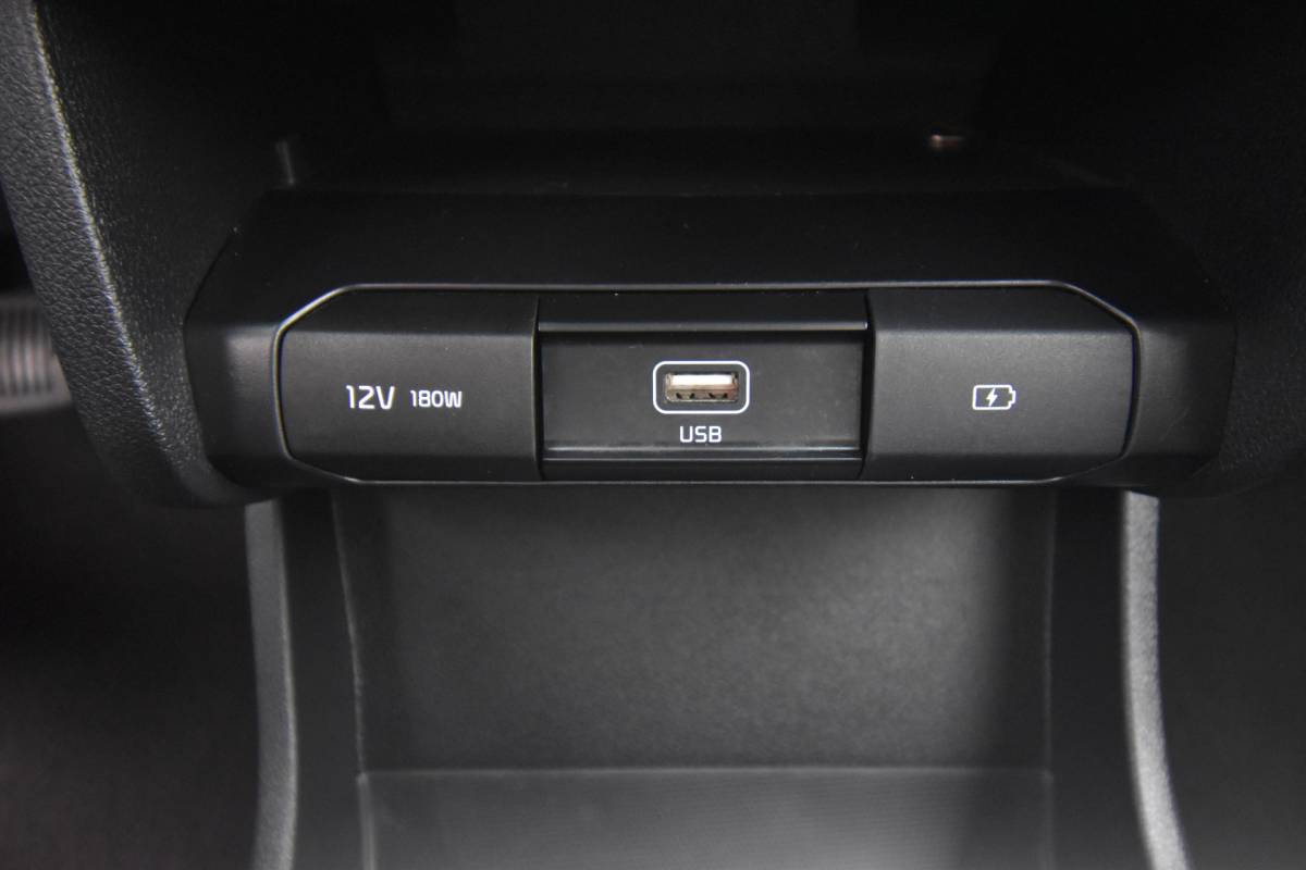 Kia e-Niro Kia e-Niro DynamicLine 39 kWh , SOH 100 % , CLIMATR , CR CONTR , NAVI , LED KOPL ,