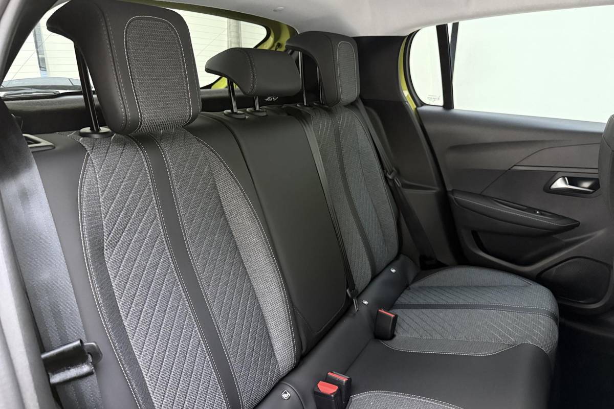 Peugeot 208 Peugeot 208 1.2 Hybrid e-DCS6 Allure | 110PK | AUTOMAAT | HYBRID | Navigatie | Parkeercamera Voor & Achter | Dodehoek Detectie |