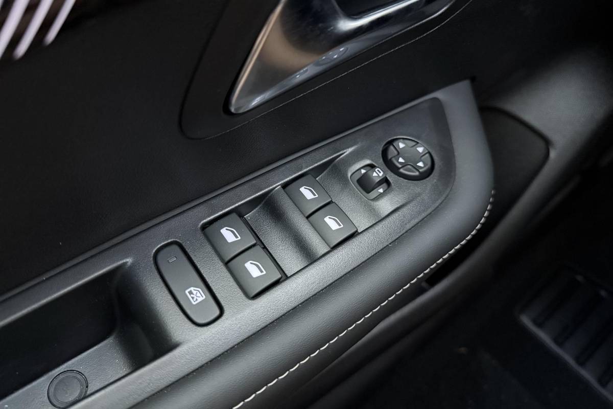 Peugeot 208 Peugeot 208 1.2 Hybrid e-DCS6 Allure | 110PK | AUTOMAAT | HYBRID | Navigatie | Parkeercamera Voor & Achter | Dodehoek Detectie |
