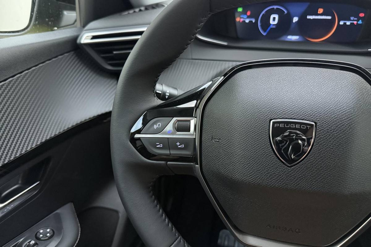 Peugeot 208 Peugeot 208 1.2 Hybrid e-DCS6 Allure | 110PK | AUTOMAAT | HYBRID | Navigatie | Parkeercamera Voor & Achter | Dodehoek Detectie |