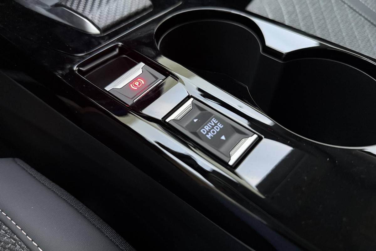 Peugeot 208 Peugeot 208 1.2 Hybrid e-DCS6 Allure | 110PK | AUTOMAAT | HYBRID | Navigatie | Parkeercamera Voor & Achter | Dodehoek Detectie |