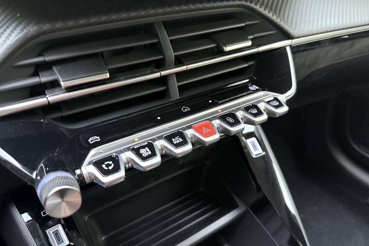 Peugeot 208 Peugeot 208 1.2 Hybrid e-DCS6 Allure | 110PK | AUTOMAAT | HYBRID | Navigatie | Parkeercamera Voor & Achter | Dodehoek Detectie |