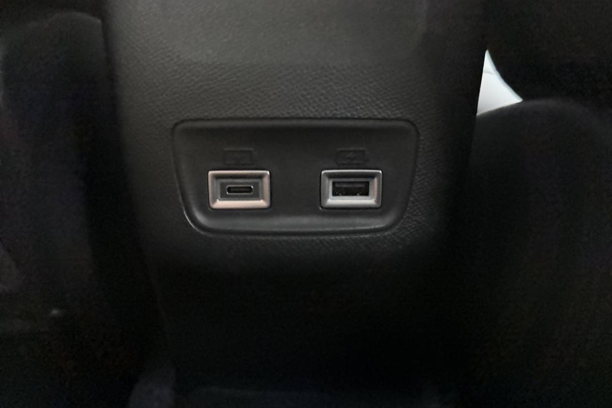 Peugeot 208 Peugeot 208 1.2 Hybrid e-DCS6 Allure | 110PK | AUTOMAAT | HYBRID | Navigatie | Parkeercamera Voor & Achter | Dodehoek Detectie |
