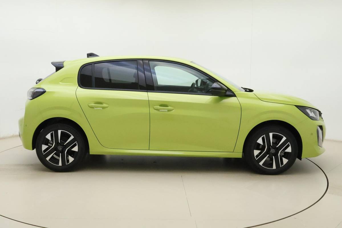 Peugeot 208 Peugeot 208 1.2 Hybrid e-DCS6 Allure | 110PK | AUTOMAAT | HYBRID | Navigatie | Parkeercamera Voor & Achter | Dodehoek Detectie |