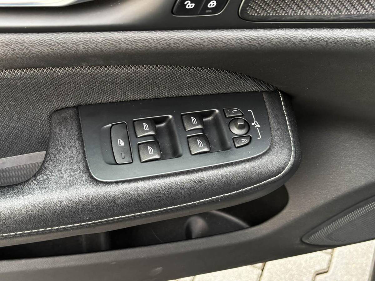 Volvo V60 Volvo V60 2.0 T8 390pk Recharge AWD R-Design | Panoramadak | Memory | Harman/Kardon | Head up