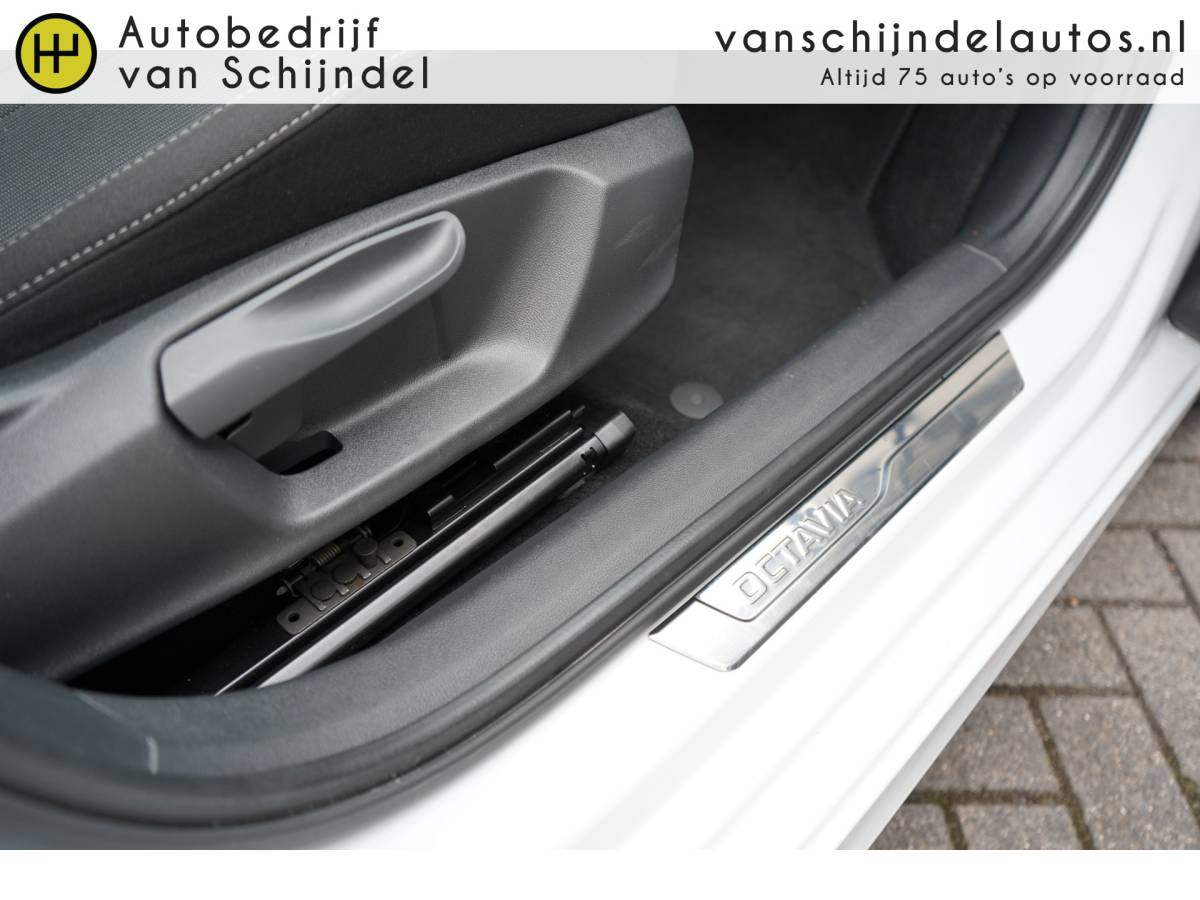 Škoda Octavia ŠKODA Octavia Combi 1.0 TSI 111PK SPORT BUSINESS AUG 2022 ORIGINEEL NEDERLANDS DIGITALE COCKPIT MATRIXX LED ZWARTE HEMEL STUURVERWARMING ANDROID/APPLECARPLAY NAVI PDC V+A 18INCH KEYLESS CLIMA CRUISE BLUETOOTH ENZ…