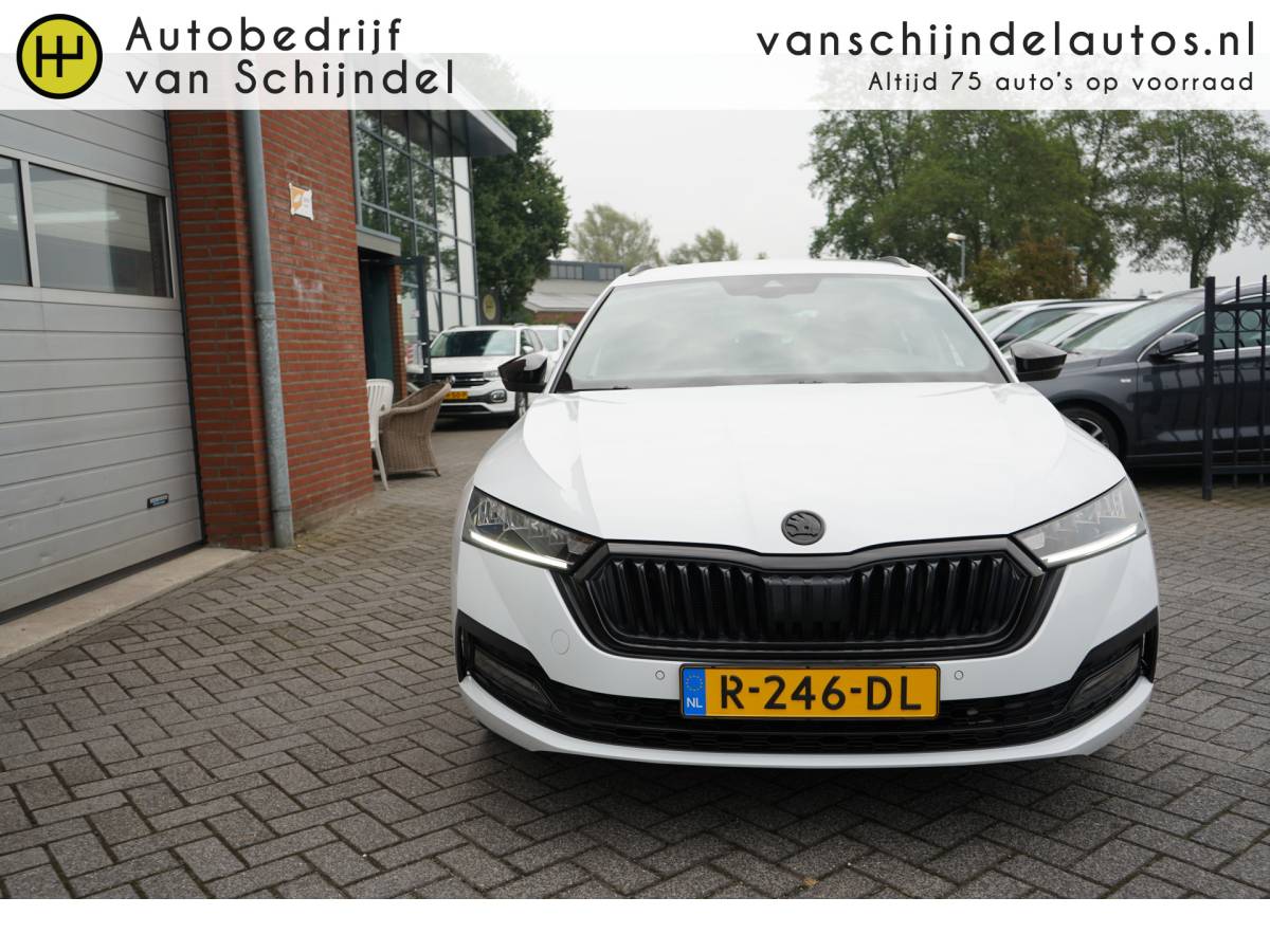 Škoda Octavia ŠKODA Octavia Combi 1.0 TSI 111PK SPORT BUSINESS AUG 2022 ORIGINEEL NEDERLANDS DIGITALE COCKPIT MATRIXX LED ZWARTE HEMEL STUURVERWARMING ANDROID/APPLECARPLAY NAVI PDC V+A 18INCH KEYLESS CLIMA CRUISE BLUETOOTH ENZ…