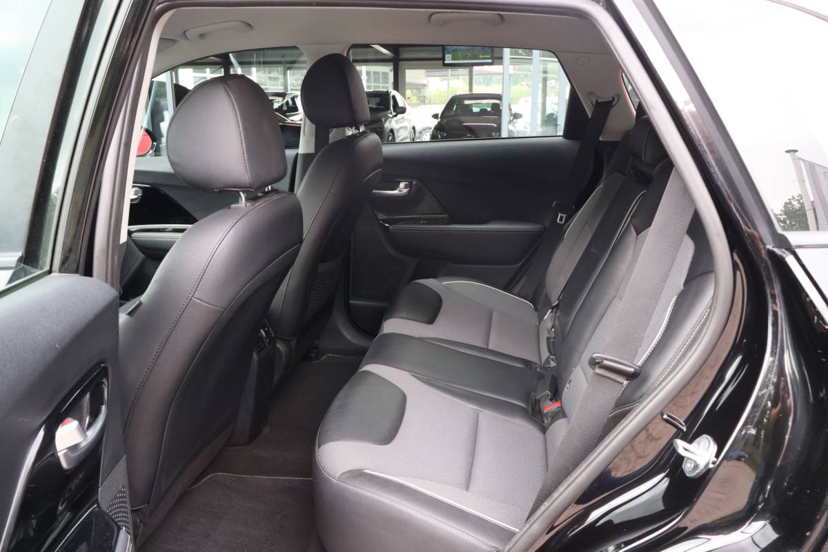 Kia e-Niro Kia e-Niro DynamicLine 64 kWh | origineel NL | SoH 100% | ACC | Camera | Trekhaak |