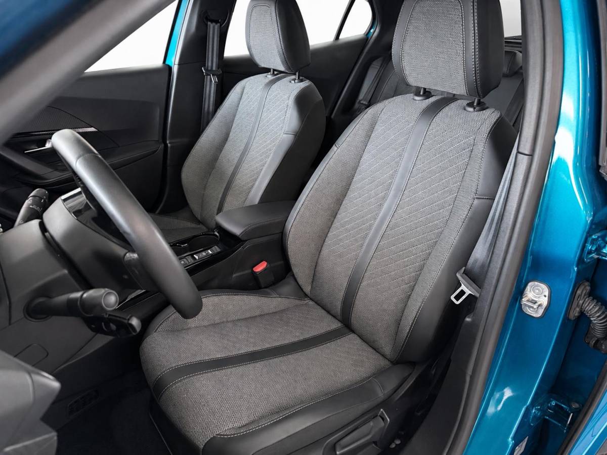 Peugeot e-2008 Peugeot e-2008 EV Allure Pack 54 kWh Navigatie by Apple Carplay Android Auto Climate Control Parkeer sensoren Cruise Control LED Koplampen