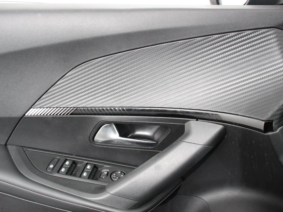 Peugeot e-2008 Peugeot e-2008 EV Allure Pack 54 kWh Navigatie by Apple Carplay Android Auto Climate Control Parkeer sensoren Cruise Control LED Koplampen