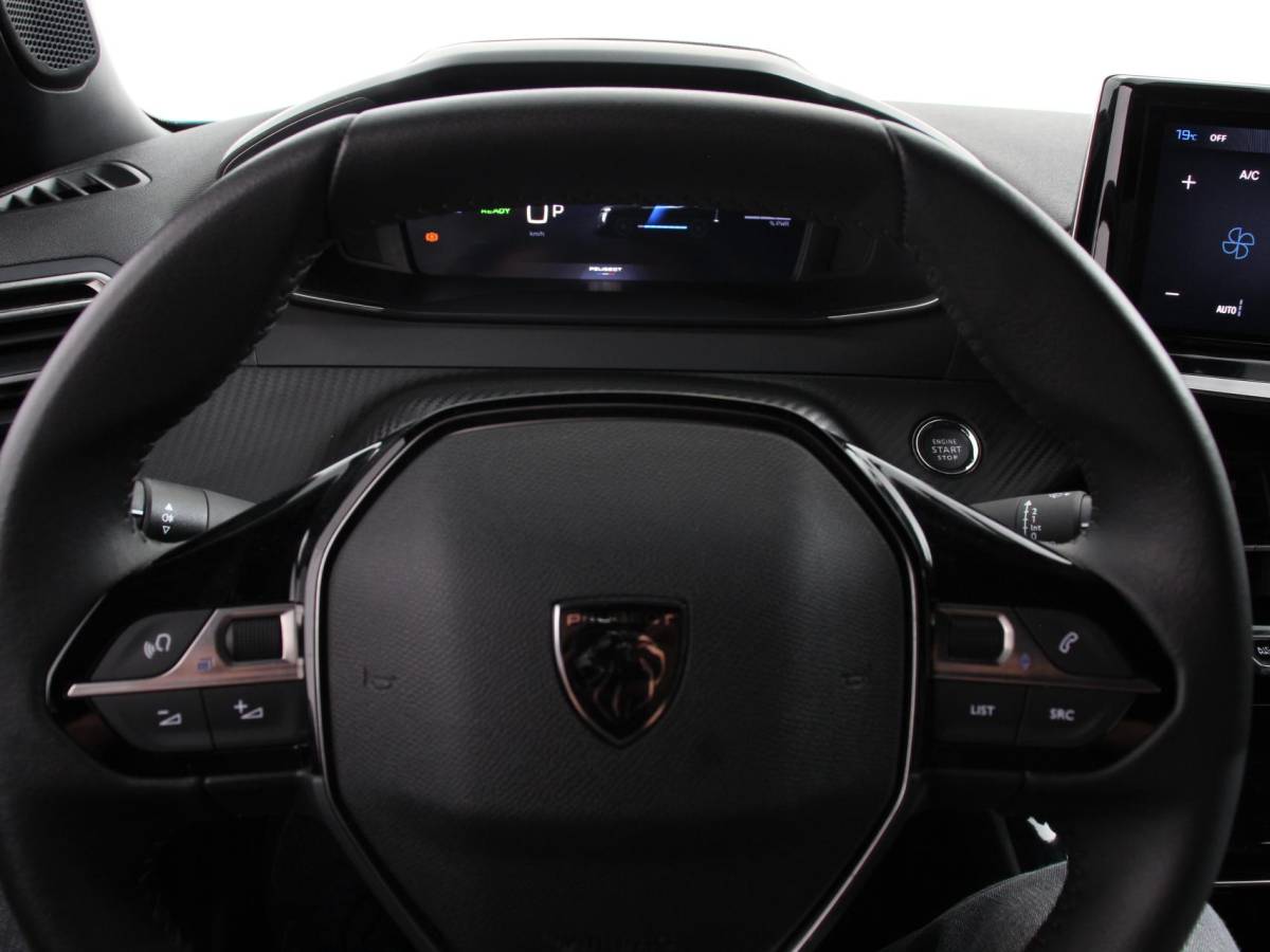 Peugeot e-2008 Peugeot e-2008 EV Allure Pack 54 kWh Navigatie by Apple Carplay Android Auto Climate Control Parkeer sensoren Cruise Control LED Koplampen