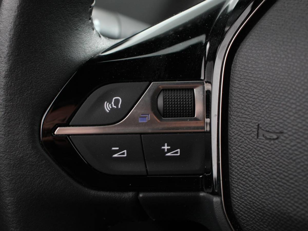 Peugeot e-2008 Peugeot e-2008 EV Allure Pack 54 kWh Navigatie by Apple Carplay Android Auto Climate Control Parkeer sensoren Cruise Control LED Koplampen