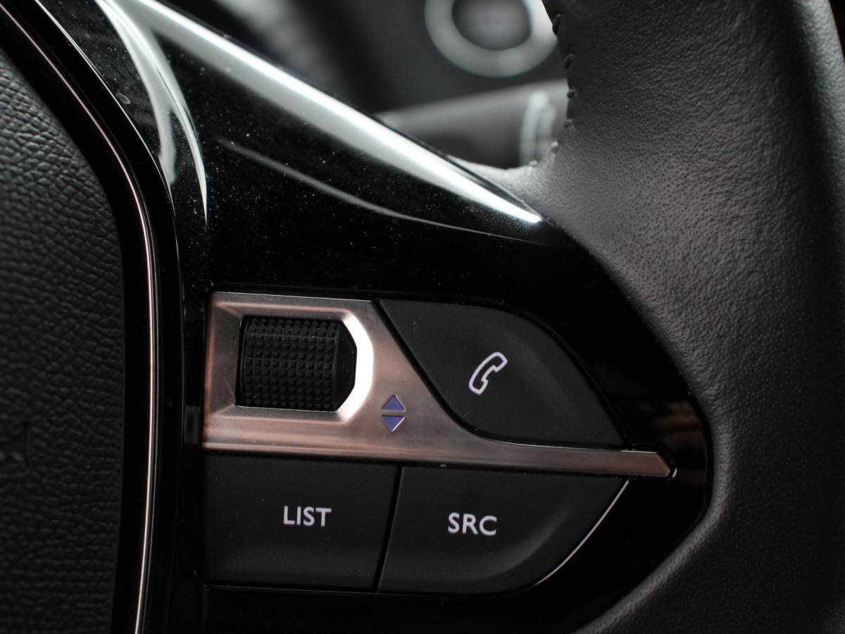 Peugeot e-2008 Peugeot e-2008 EV Allure Pack 54 kWh Navigatie by Apple Carplay Android Auto Climate Control Parkeer sensoren Cruise Control LED Koplampen