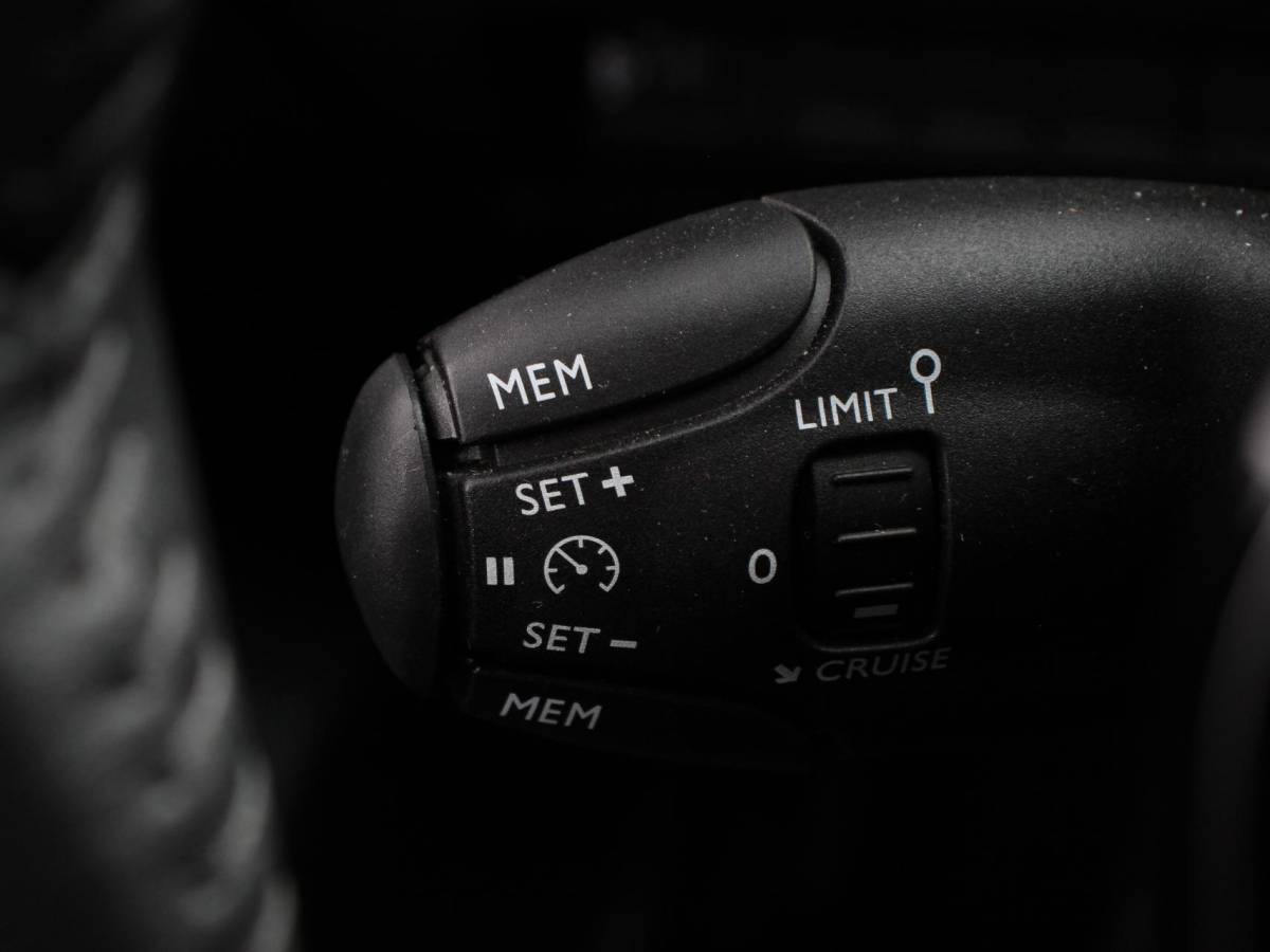 Peugeot e-2008 Peugeot e-2008 EV Allure Pack 54 kWh Navigatie by Apple Carplay Android Auto Climate Control Parkeer sensoren Cruise Control LED Koplampen