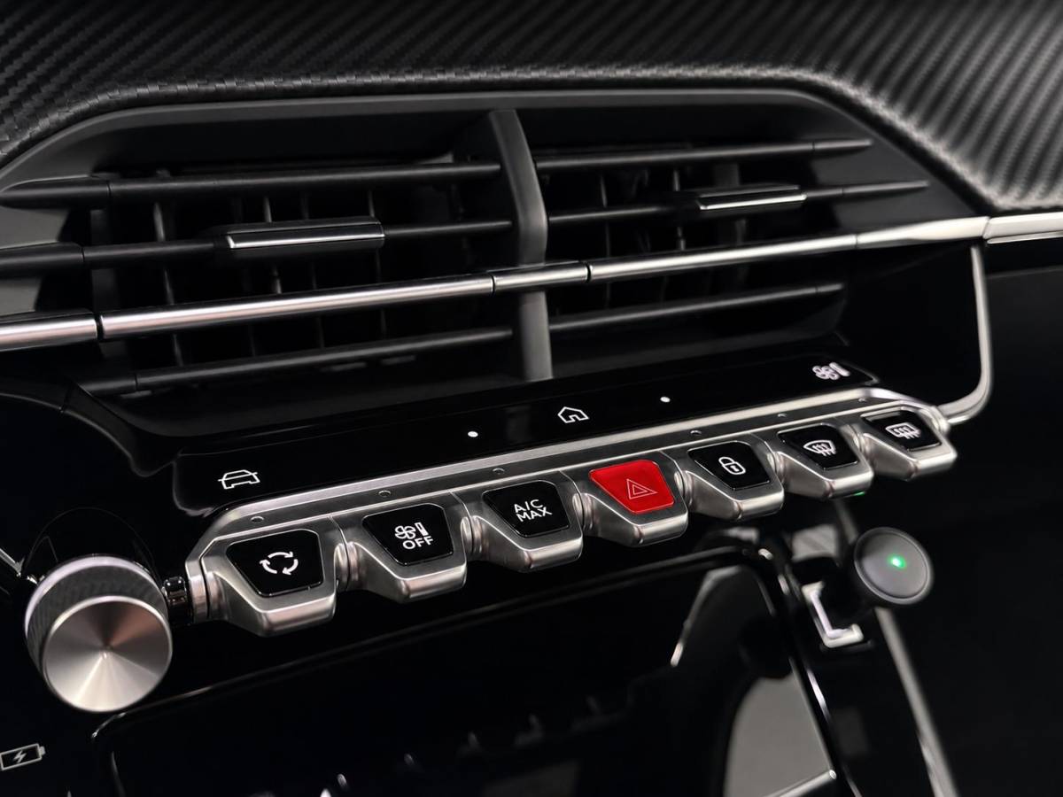 Peugeot e-2008 Peugeot e-2008 EV Allure Pack 54 kWh Navigatie by Apple Carplay Android Auto Climate Control Parkeer sensoren Cruise Control LED Koplampen