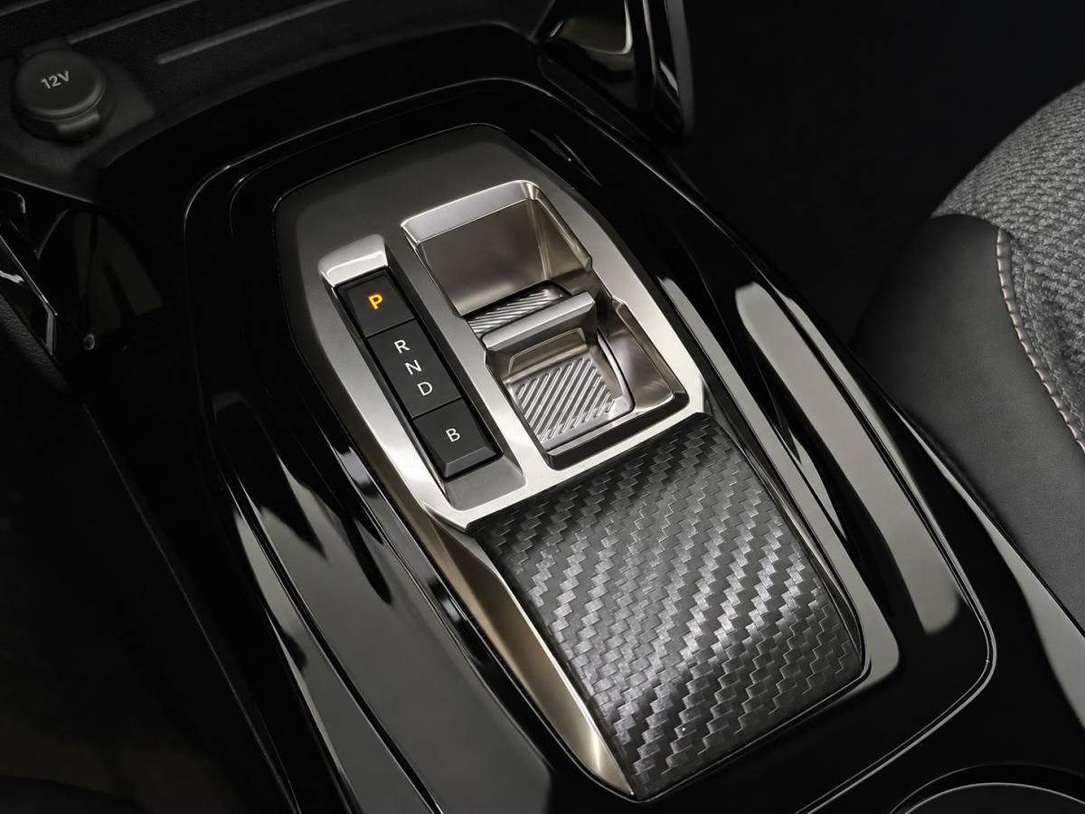Peugeot e-2008 Peugeot e-2008 EV Allure Pack 54 kWh Navigatie by Apple Carplay Android Auto Climate Control Parkeer sensoren Cruise Control LED Koplampen