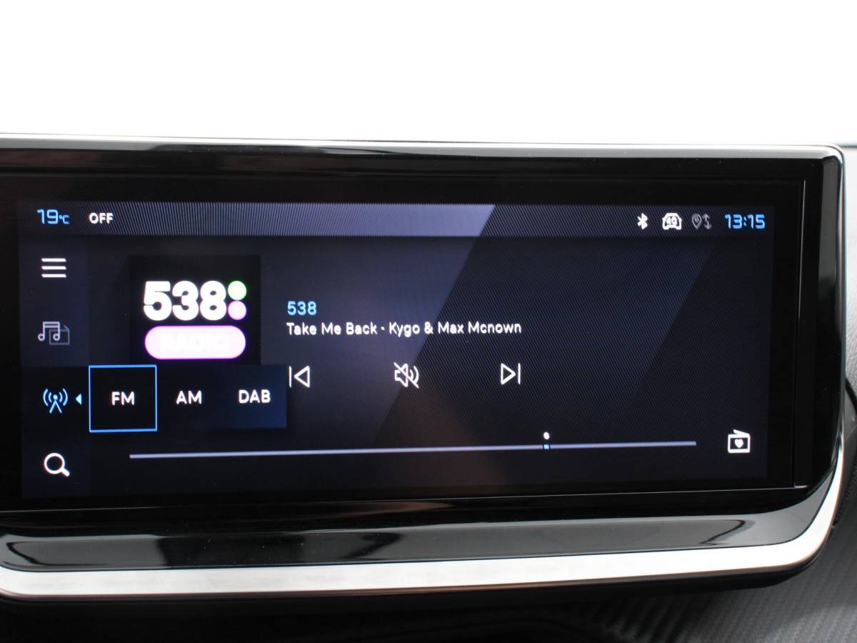 Peugeot e-2008 Peugeot e-2008 EV Allure Pack 54 kWh Navigatie by Apple Carplay Android Auto Climate Control Parkeer sensoren Cruise Control LED Koplampen