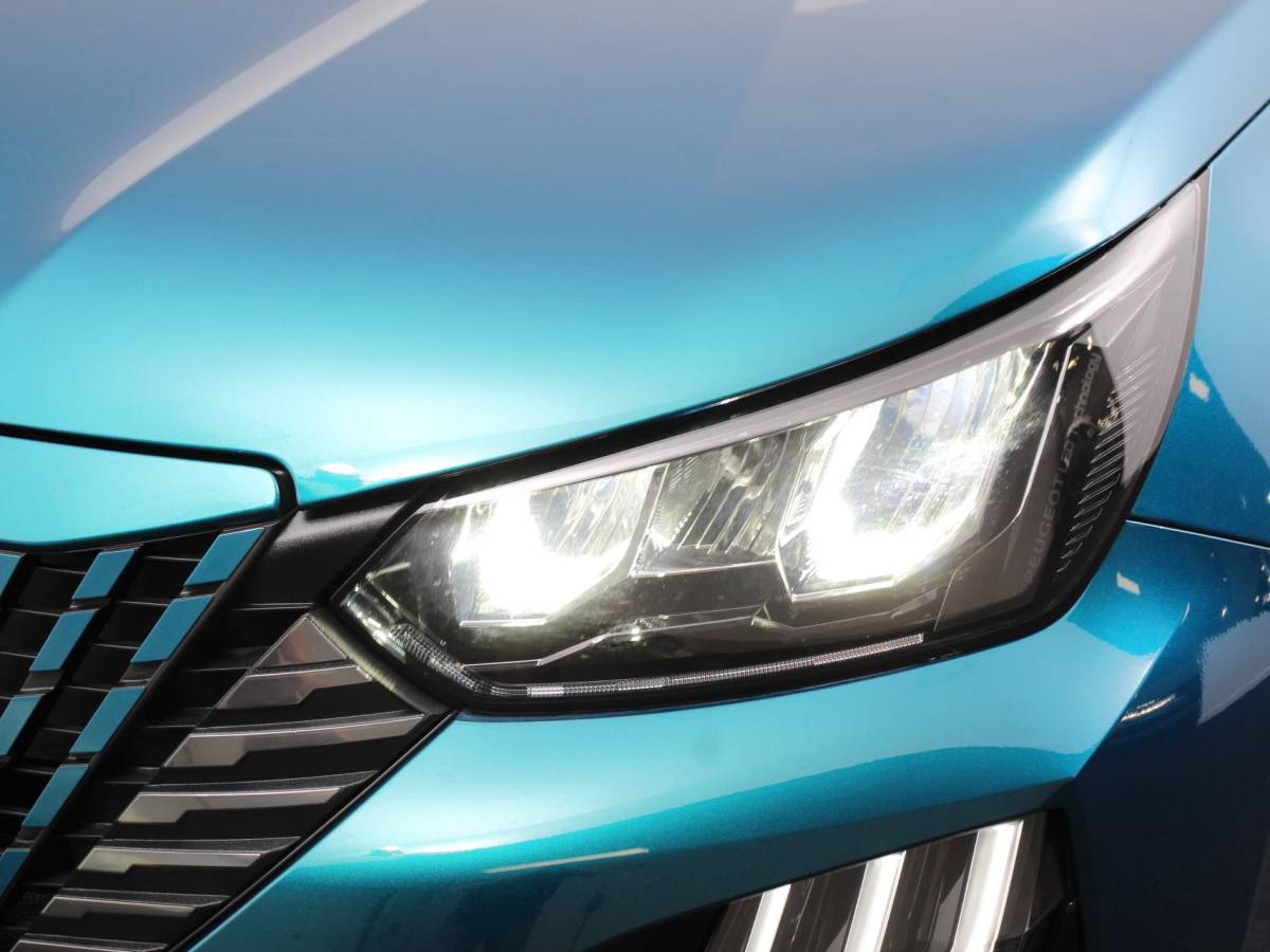 Peugeot e-2008 Peugeot e-2008 EV Allure Pack 54 kWh Navigatie by Apple Carplay Android Auto Climate Control Parkeer sensoren Cruise Control LED Koplampen