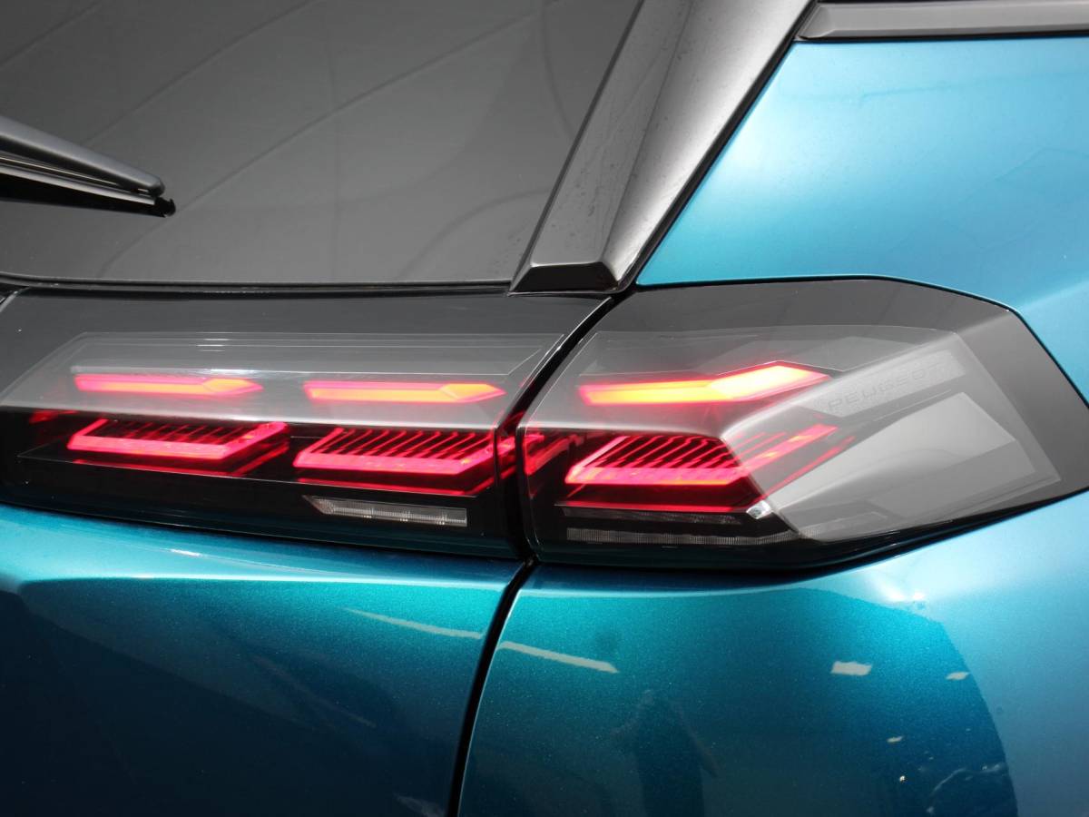 Peugeot e-2008 Peugeot e-2008 EV Allure Pack 54 kWh Navigatie by Apple Carplay Android Auto Climate Control Parkeer sensoren Cruise Control LED Koplampen