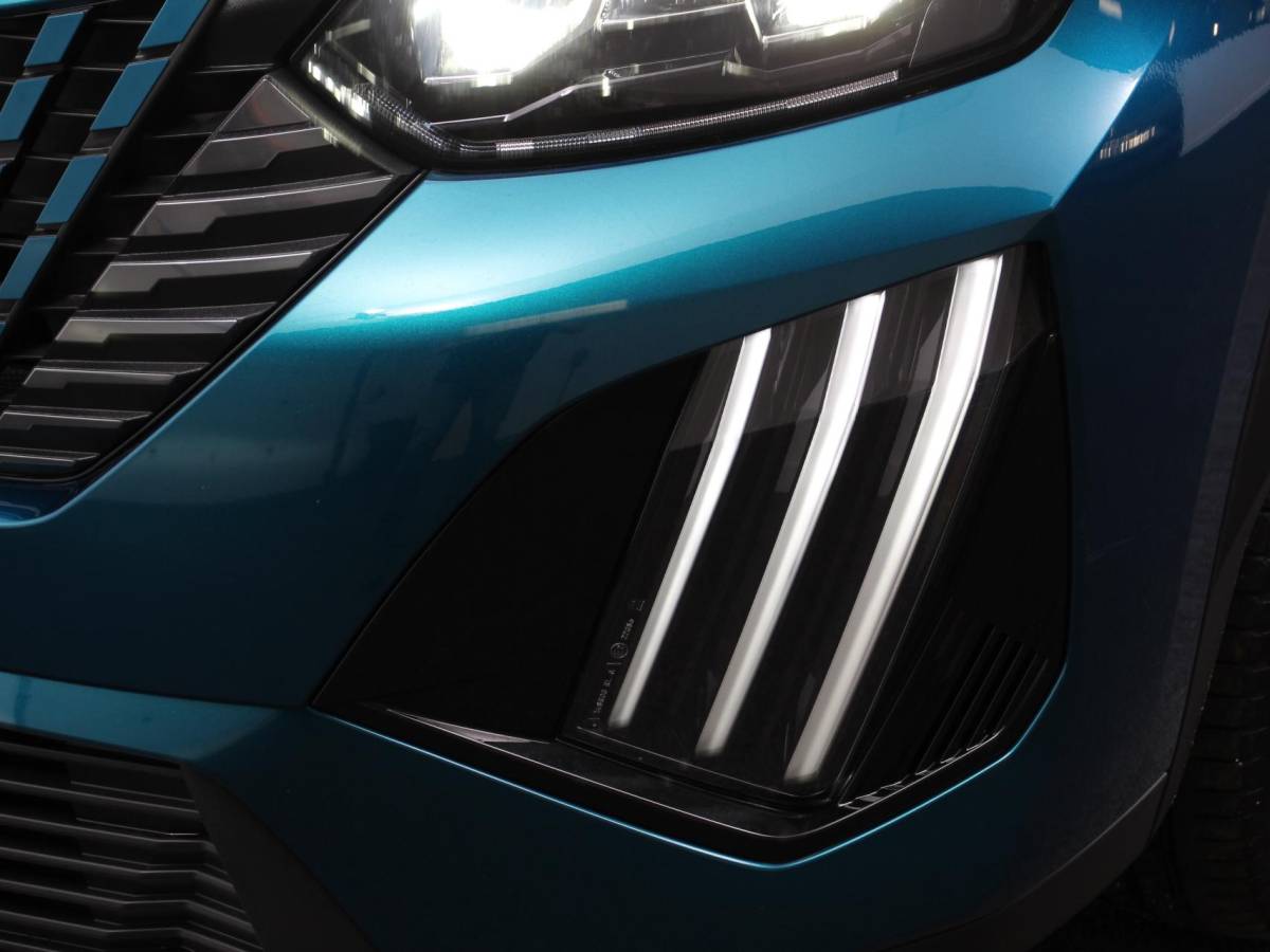 Peugeot e-2008 Peugeot e-2008 EV Allure Pack 54 kWh Navigatie by Apple Carplay Android Auto Climate Control Parkeer sensoren Cruise Control LED Koplampen