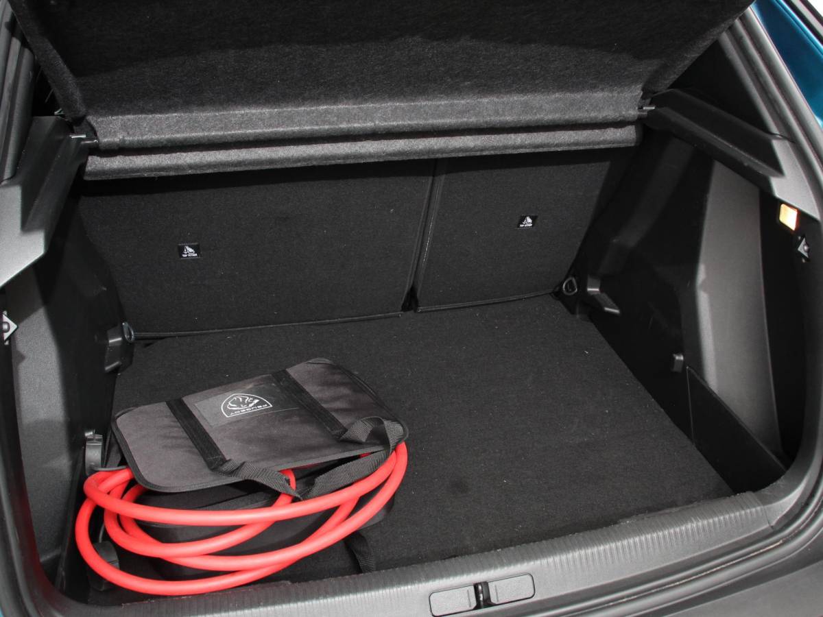 Peugeot e-2008 Peugeot e-2008 EV Allure Pack 54 kWh Navigatie by Apple Carplay Android Auto Climate Control Parkeer sensoren Cruise Control LED Koplampen