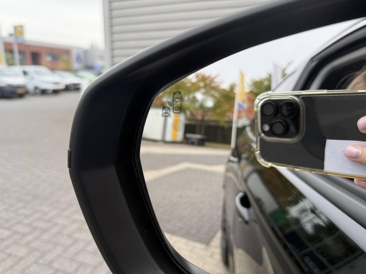 Opel Grandland Opel Grandland 1.6 Turbo Plug-In Hybrid Elegance | Lage KM STAND | Camera achter | 225 PK | Parkeersensoren voor en achter | Apple carplay | Stuurwiel verwarming | NAVI