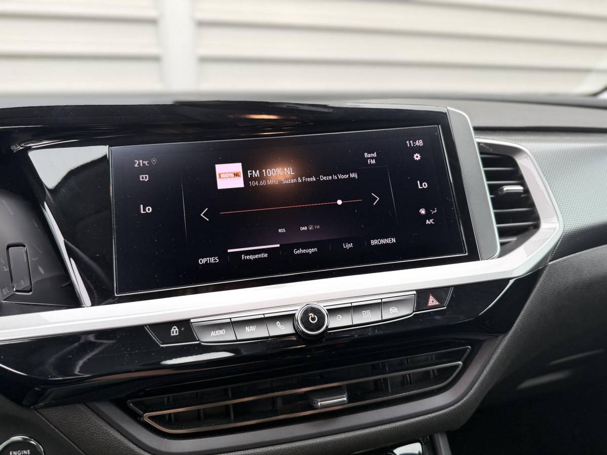 Opel Grandland Opel Grandland 1.6 Turbo Plug-In Hybrid Elegance | Lage KM STAND | Camera achter | 225 PK | Parkeersensoren voor en achter | Apple carplay | Stuurwiel verwarming | NAVI