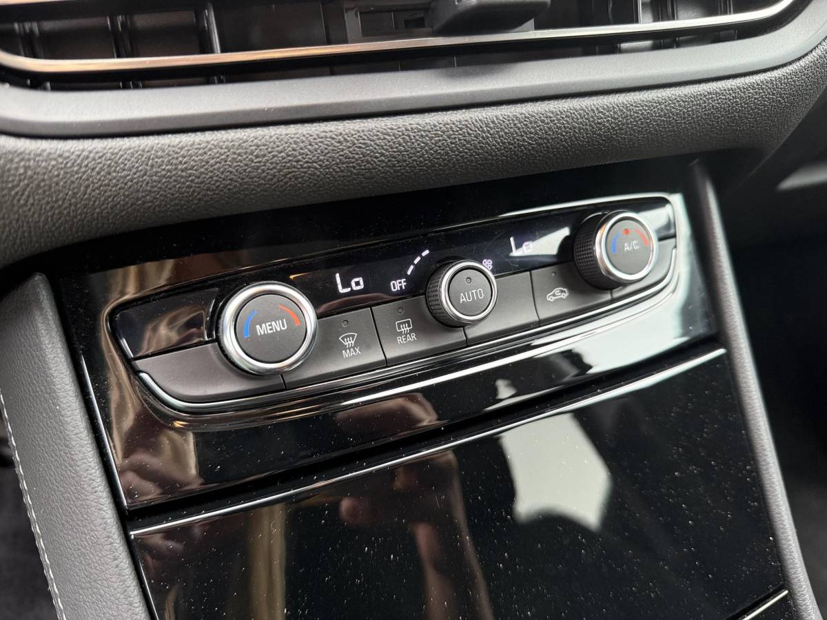 Opel Grandland Opel Grandland 1.6 Turbo Plug-In Hybrid Elegance | Lage KM STAND | Camera achter | 225 PK | Parkeersensoren voor en achter | Apple carplay | Stuurwiel verwarming | NAVI