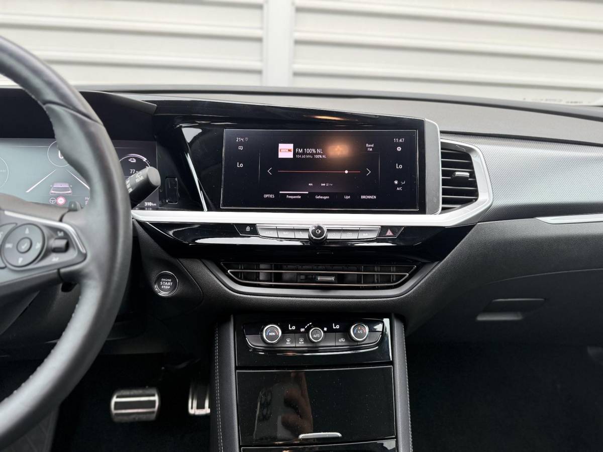 Opel Grandland Opel Grandland 1.6 Turbo Plug-In Hybrid Elegance | Lage KM STAND | Camera achter | 225 PK | Parkeersensoren voor en achter | Apple carplay | Stuurwiel verwarming | NAVI