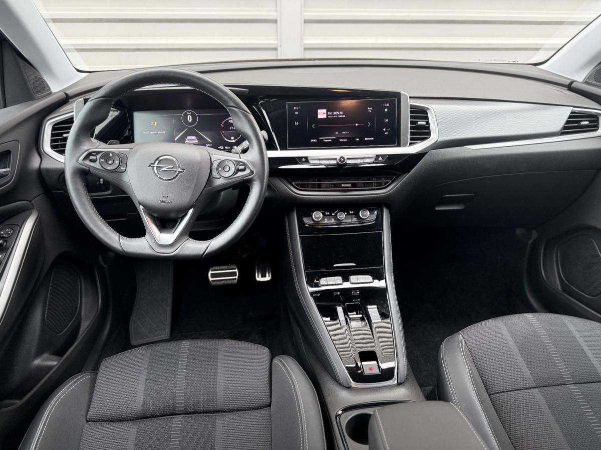 Opel Grandland Opel Grandland 1.6 Turbo Plug-In Hybrid Elegance | Lage KM STAND | Camera achter | 225 PK | Parkeersensoren voor en achter | Apple carplay | Stuurwiel verwarming | NAVI