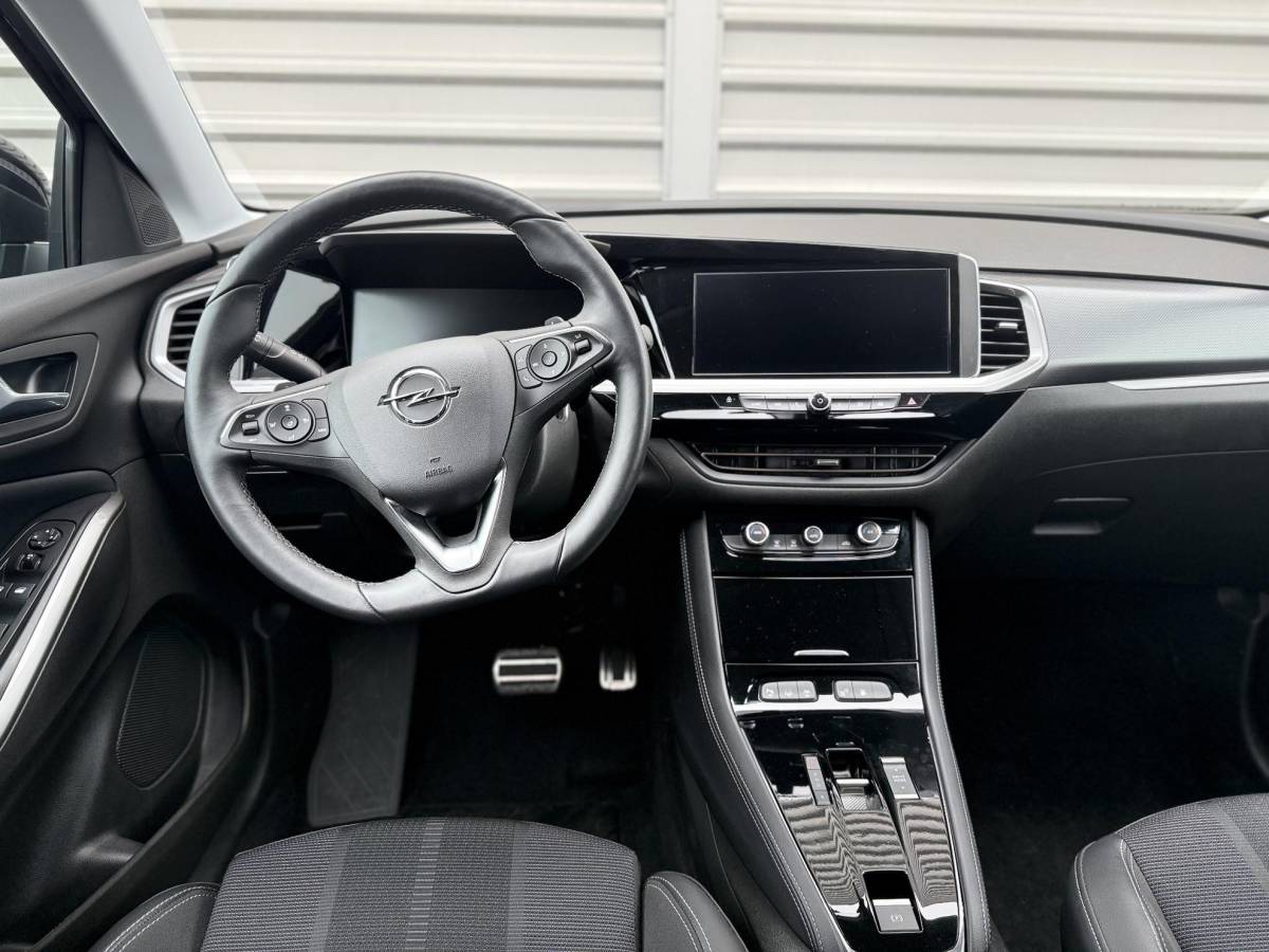 Opel Grandland Opel Grandland 1.6 Turbo Plug-In Hybrid Elegance | Lage KM STAND | Camera achter | 225 PK | Parkeersensoren voor en achter | Apple carplay | Stuurwiel verwarming | NAVI