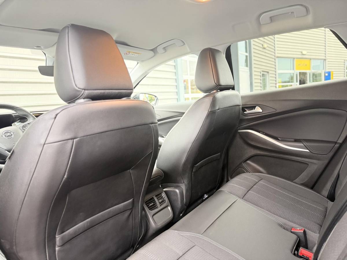 Opel Grandland Opel Grandland 1.6 Turbo Plug-In Hybrid Elegance | Lage KM STAND | Camera achter | 225 PK | Parkeersensoren voor en achter | Apple carplay | Stuurwiel verwarming | NAVI