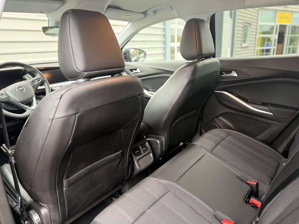 Opel Grandland Opel Grandland 1.6 Turbo Plug-In Hybrid Elegance | Lage KM STAND | Camera achter | 225 PK | Parkeersensoren voor en achter | Apple carplay | Stuurwiel verwarming | NAVI