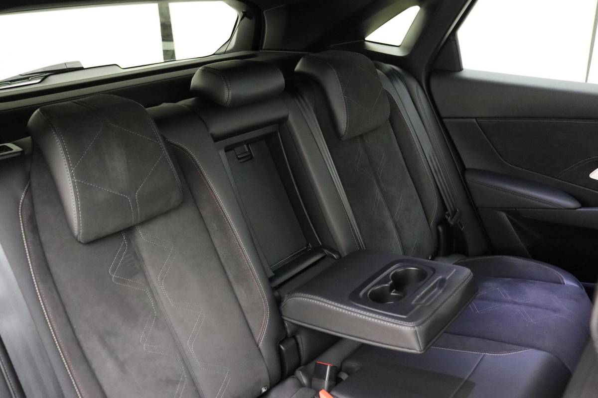 DS DS 7 DS 7 Crossback 1.2 PureTech Performance Line 130 PK | Handgeschakeld | Alcantara bekleding | Camera | Parkeersensor | Navigatie | Cruise Control | Licht metalen velgen | 1e eigenaar
