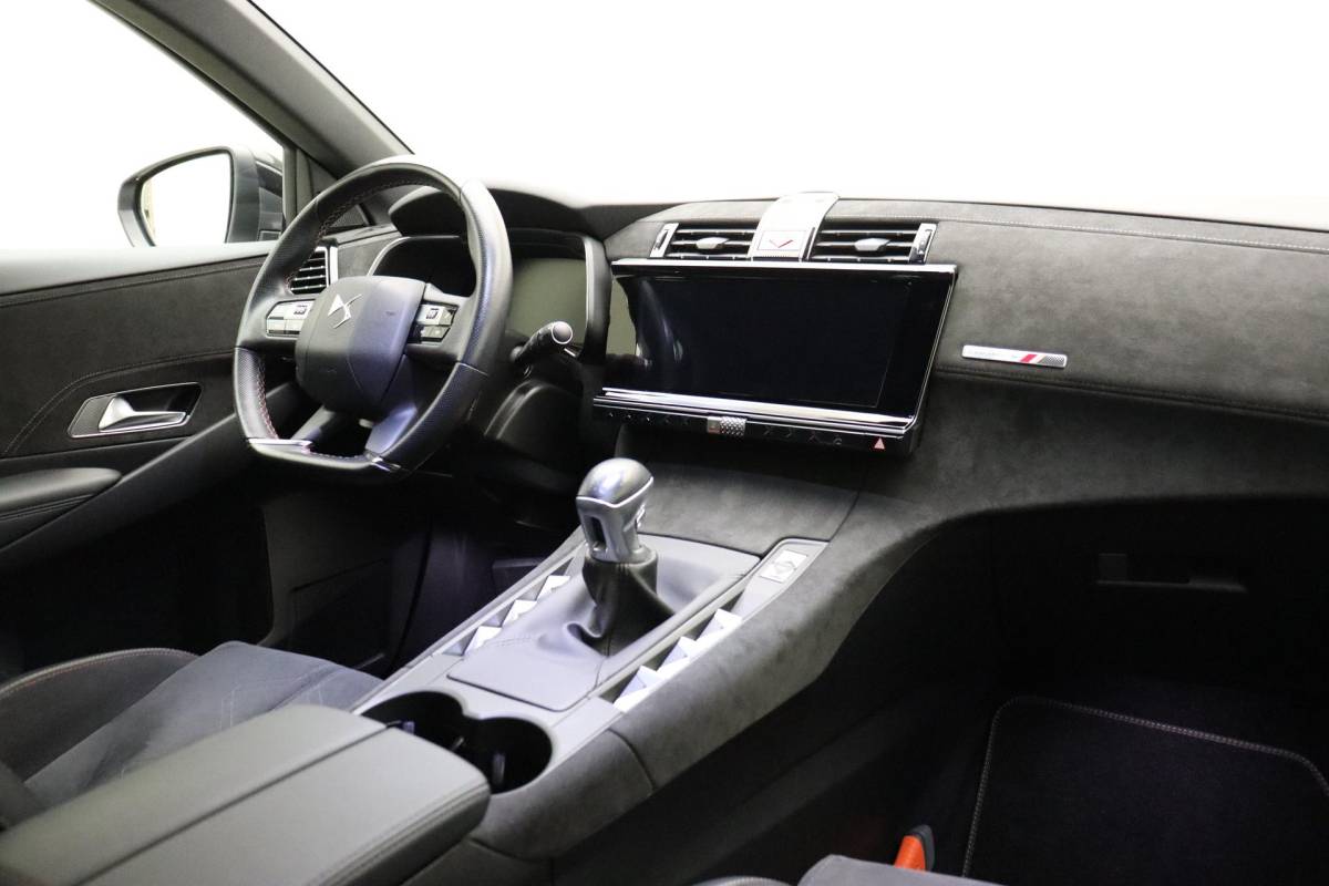 DS DS 7 DS 7 Crossback 1.2 PureTech Performance Line 130 PK | Handgeschakeld | Alcantara bekleding | Camera | Parkeersensor | Navigatie | Cruise Control | Licht metalen velgen | 1e eigenaar