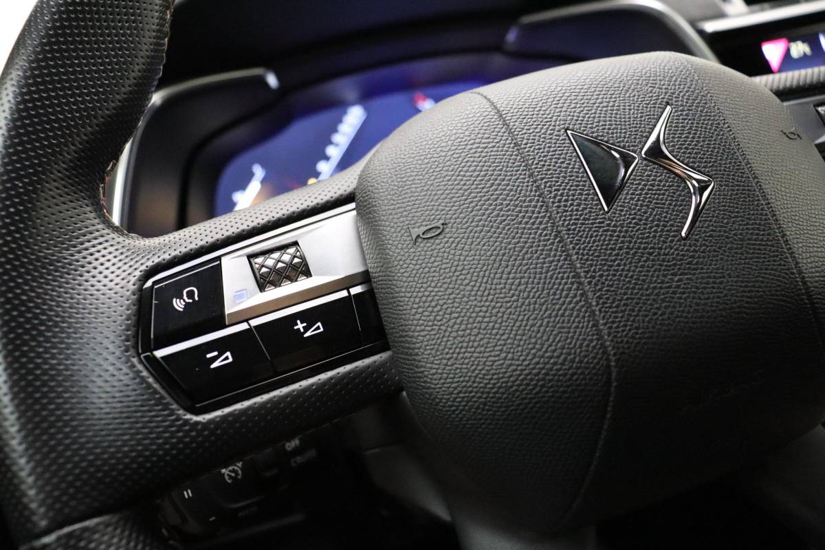 DS DS 7 DS 7 Crossback 1.2 PureTech Performance Line 130 PK | Handgeschakeld | Alcantara bekleding | Camera | Parkeersensor | Navigatie | Cruise Control | Licht metalen velgen | 1e eigenaar