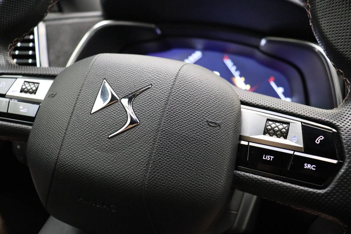 DS DS 7 DS 7 Crossback 1.2 PureTech Performance Line 130 PK | Handgeschakeld | Alcantara bekleding | Camera | Parkeersensor | Navigatie | Cruise Control | Licht metalen velgen | 1e eigenaar