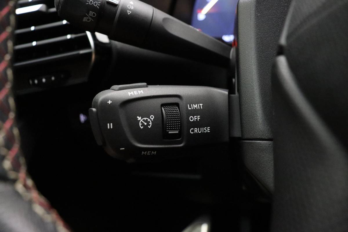 DS DS 7 DS 7 Crossback 1.2 PureTech Performance Line 130 PK | Handgeschakeld | Alcantara bekleding | Camera | Parkeersensor | Navigatie | Cruise Control | Licht metalen velgen | 1e eigenaar