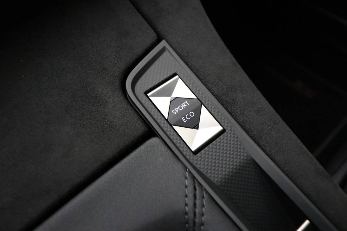 DS DS 7 DS 7 Crossback 1.2 PureTech Performance Line 130 PK | Handgeschakeld | Alcantara bekleding | Camera | Parkeersensor | Navigatie | Cruise Control | Licht metalen velgen | 1e eigenaar