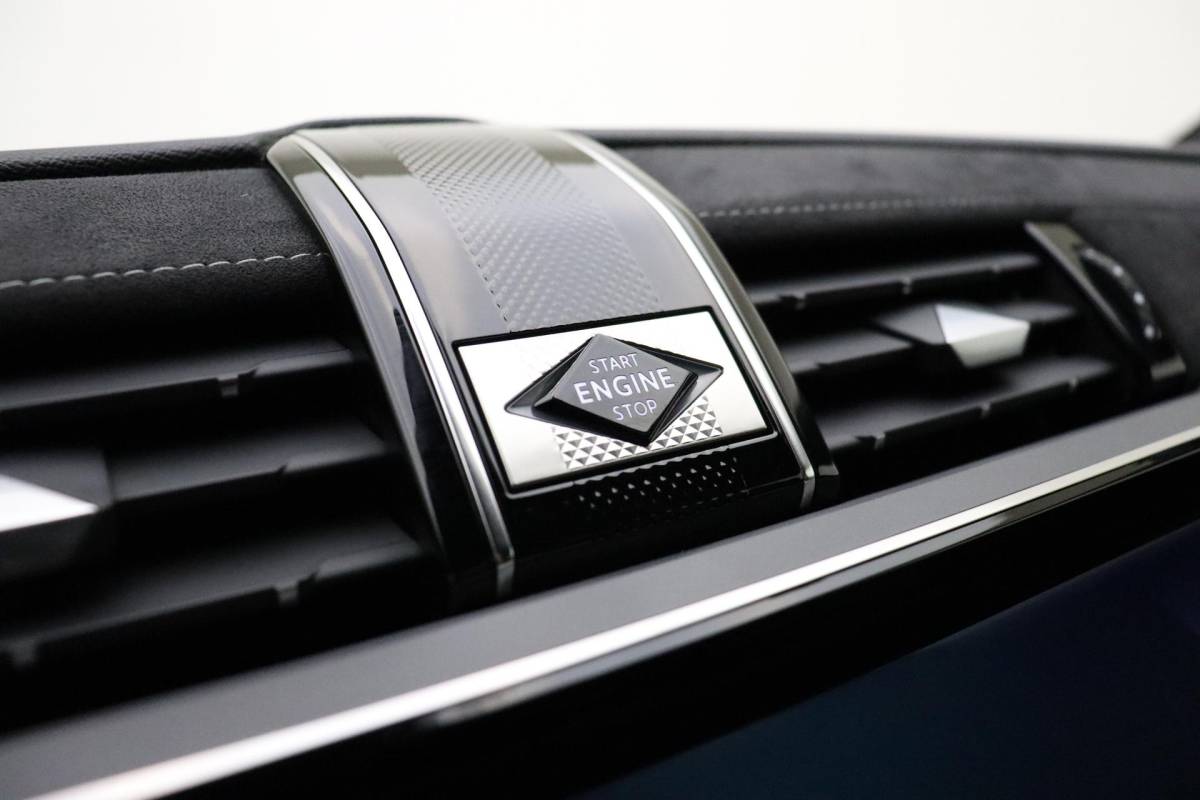 DS DS 7 DS 7 Crossback 1.2 PureTech Performance Line 130 PK | Handgeschakeld | Alcantara bekleding | Camera | Parkeersensor | Navigatie | Cruise Control | Licht metalen velgen | 1e eigenaar
