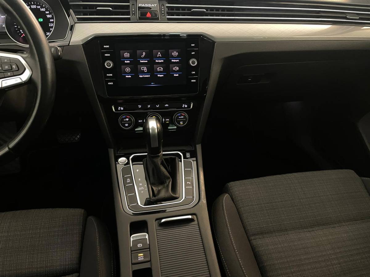 Volkswagen Passat Volkswagen Passat Variant 1.5 TSI DSG AUTOMAAT AIRCO CLIMA NAVI CRUISE APPLE CARPLAY PDC PRIVACY GLAS TREKHAAK ZEER NETTE AUTO