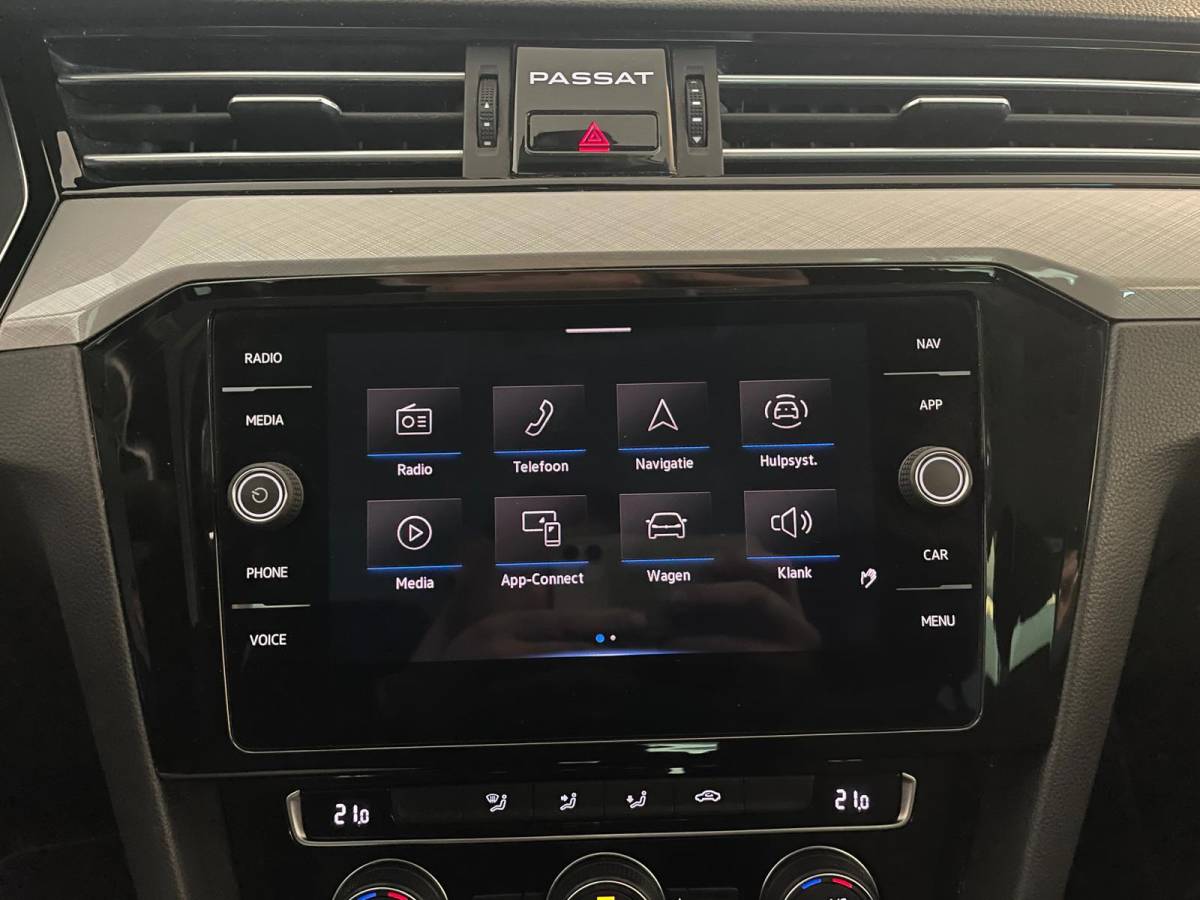 Volkswagen Passat Volkswagen Passat Variant 1.5 TSI DSG AUTOMAAT AIRCO CLIMA NAVI CRUISE APPLE CARPLAY PDC PRIVACY GLAS TREKHAAK ZEER NETTE AUTO