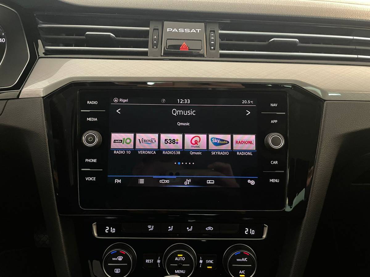 Volkswagen Passat Volkswagen Passat Variant 1.5 TSI DSG AUTOMAAT AIRCO CLIMA NAVI CRUISE APPLE CARPLAY PDC PRIVACY GLAS TREKHAAK ZEER NETTE AUTO