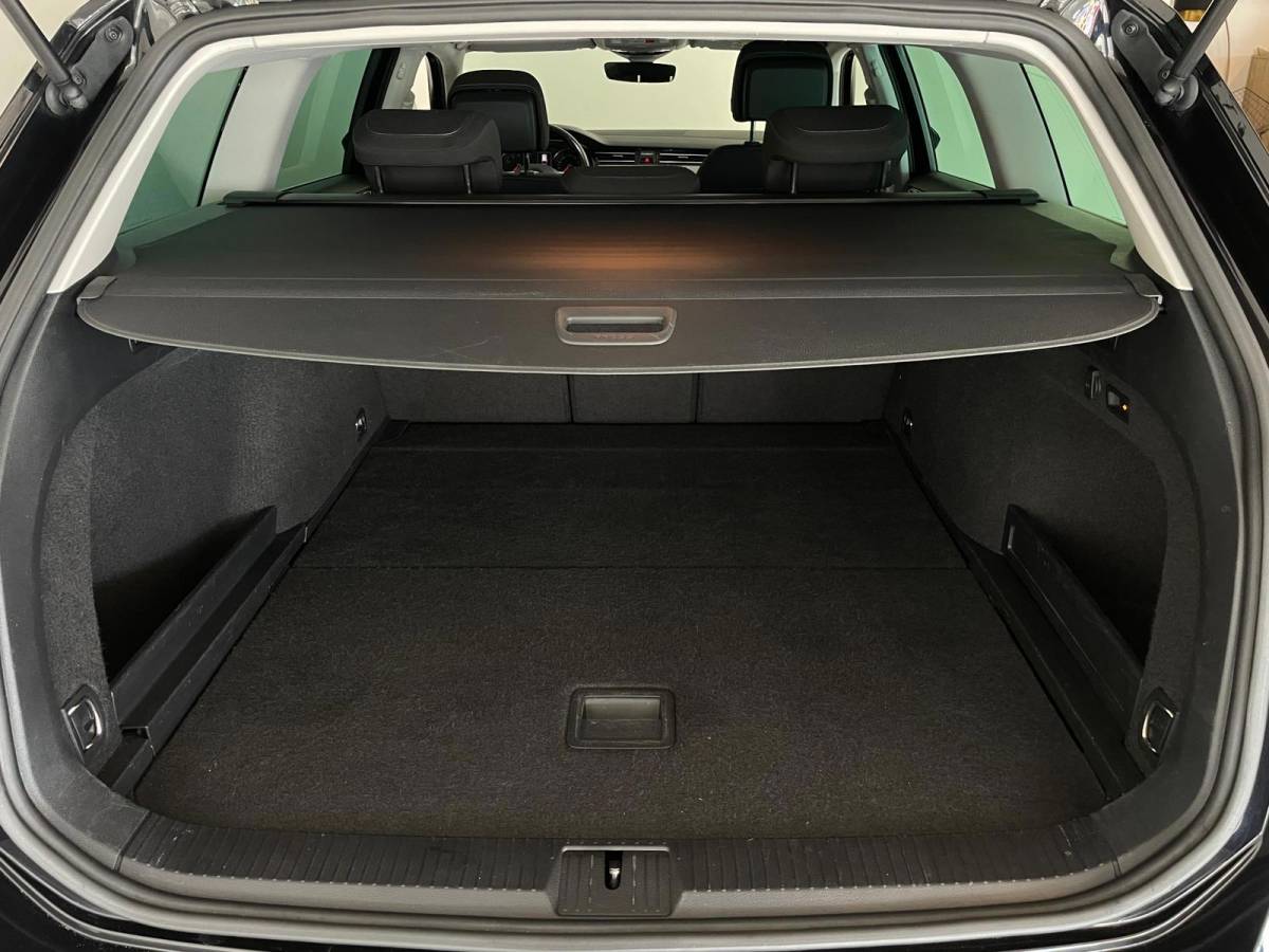Volkswagen Passat Volkswagen Passat Variant 1.5 TSI DSG AUTOMAAT AIRCO CLIMA NAVI CRUISE APPLE CARPLAY PDC PRIVACY GLAS TREKHAAK ZEER NETTE AUTO