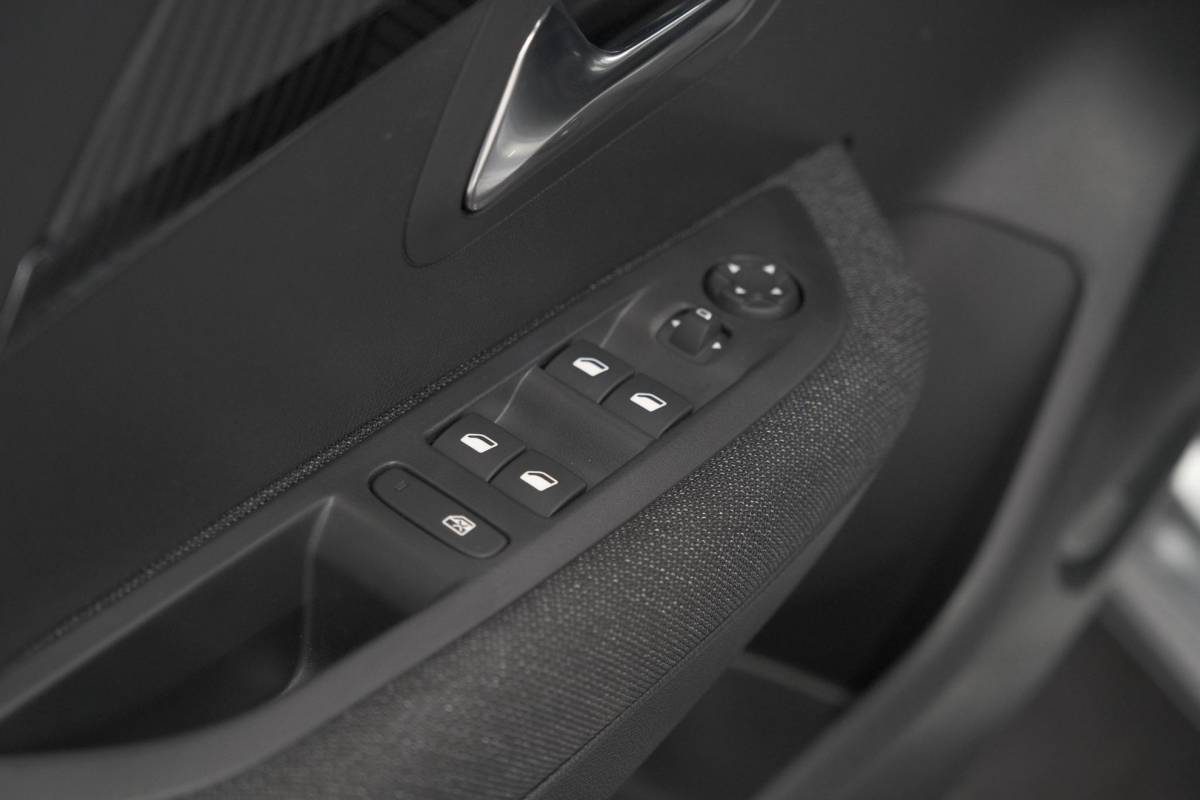 Peugeot 208 Peugeot 208 1.2 Hybrid 110 e-DCS6 Business | Direct Leverbaar | Apple Carplay | Parkeersensoren