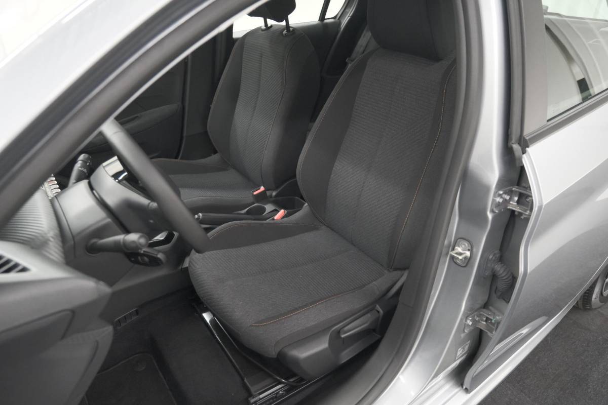 Peugeot 208 Peugeot 208 1.2 Hybrid 110 e-DCS6 Business | Direct Leverbaar | Apple Carplay | Parkeersensoren