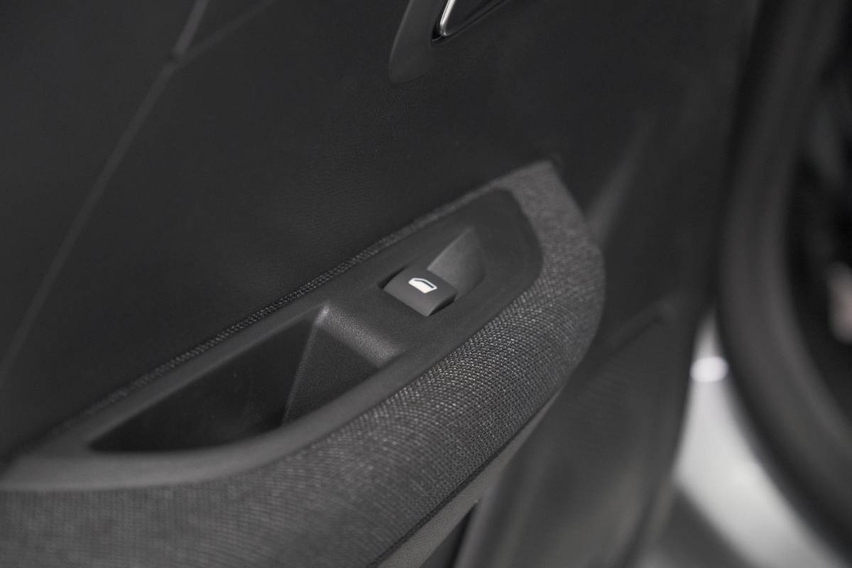 Peugeot 208 Peugeot 208 1.2 Hybrid 110 e-DCS6 Business | Direct Leverbaar | Apple Carplay | Parkeersensoren