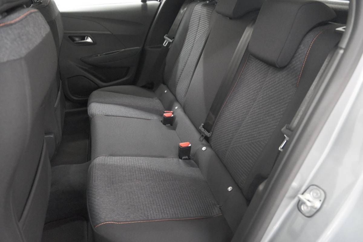 Peugeot 208 Peugeot 208 1.2 Hybrid 110 e-DCS6 Business | Direct Leverbaar | Apple Carplay | Parkeersensoren