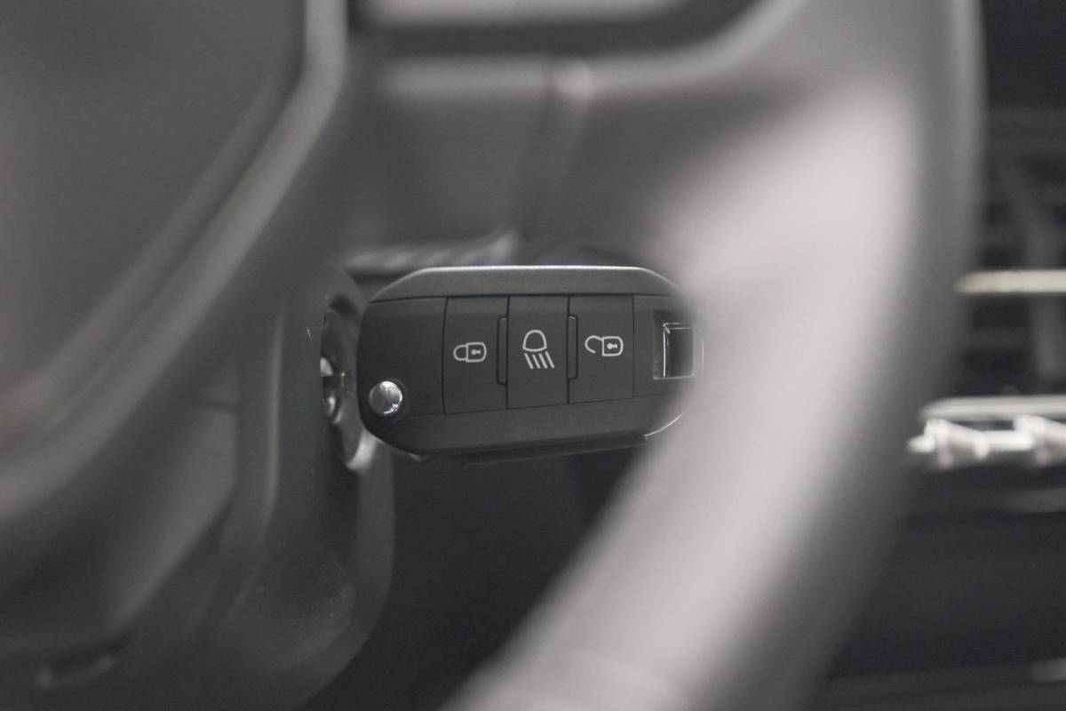 Peugeot 208 Peugeot 208 1.2 Hybrid 110 e-DCS6 Business | Direct Leverbaar | Apple Carplay | Parkeersensoren
